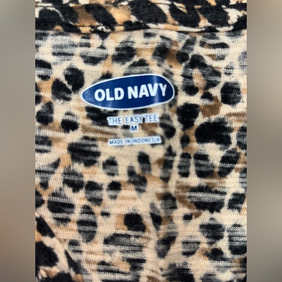 Old Navy Pocket Tee Size Medium - Picture 2 of 9